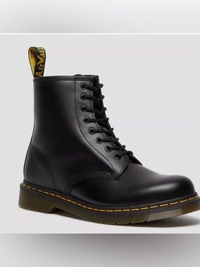 DR. MARTENS 1460 SMOOTH LEATHER LACE UP BOOTS Men’s 7 ~ Women’s 8 NEW!